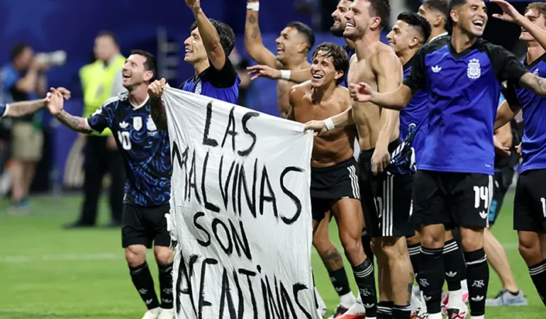 Arjantin-finale-cikti-mac-sonrasi-acilan-pankart-Ingilizleri-cildirtti-featured
