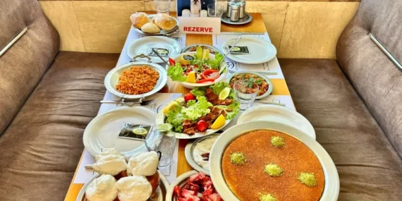 Aspavacilarda-Trump-Icin-Ozel-Masa-Hazir-Surekli-Yenilenecek-featured