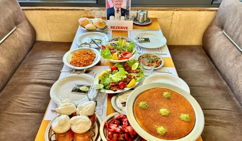 Aspavacilarda-Trump-Icin-Ozel-Masa-Hazir-Surekli-Yenilenecek-featured