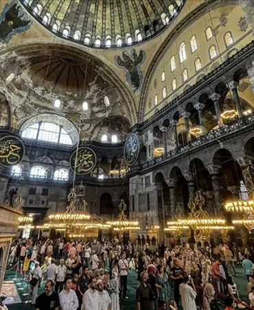 Ayasofya-ziyaretinde-iki-turist-gozaltina-alindi-featured