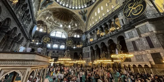 Ayasofya ziyaretinde iki turist gözaltına alındı