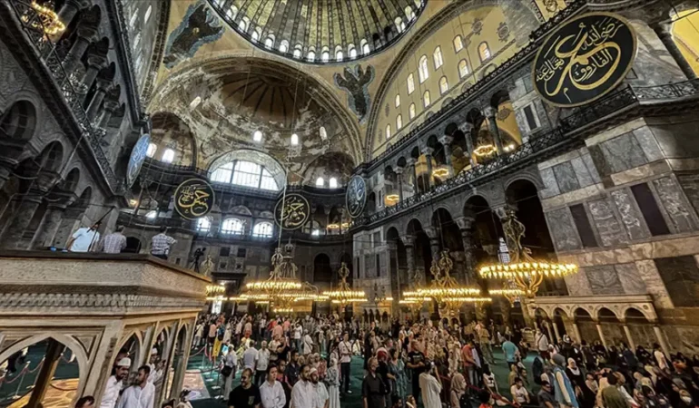 Ayasofya-ziyaretinde-iki-turist-gozaltina-alindi-featured