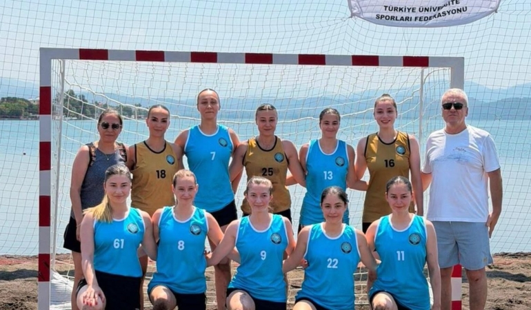 BUU-Kadin-Hentbol-Takimi-Plaj-ve-Salon8217da-Cifte-Sampiyonluk-featured