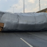 Balikesir8217de-saman-yuklu-tir-devrildi-otoyol-ulasima-kapandi-featured