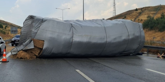 Balıkesir’de saman yüklü tır devrildi; otoyol ulaşıma kapandı