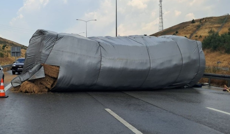 Balikesir8217de-saman-yuklu-tir-devrildi-otoyol-ulasima-kapandi-featured