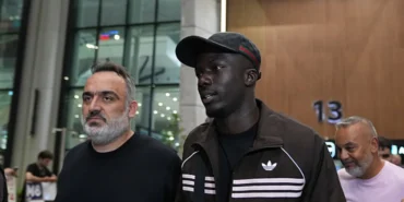 Besiktas8217in-yeni-transferi-Kassoum-Ouattara-Istanbul8217da-karsilama-ani-featured