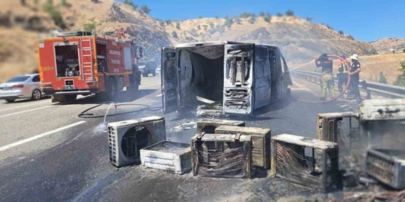 Bingöl’de klima yüklü kamyonet alevler içinde kaldı