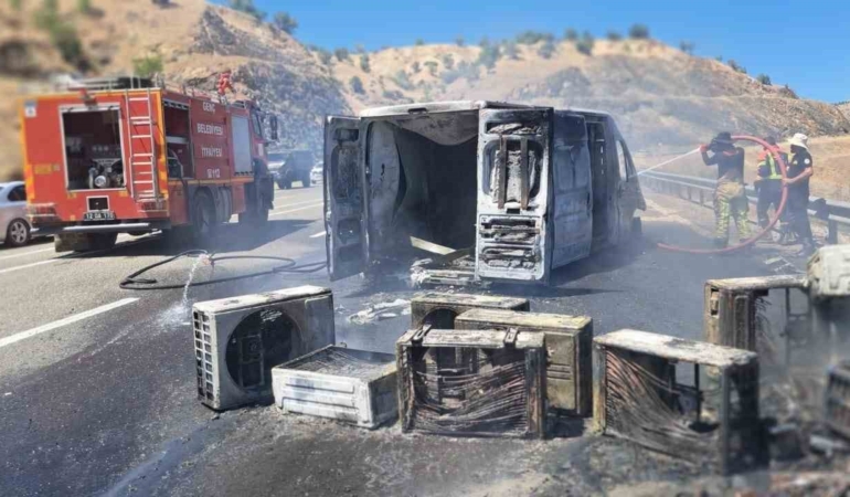 BİNGÖL'DE KLİMA YÜKLÜ KAMYONET ALEV ALEV YANDI