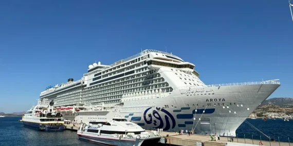 Bodrum’a iki dev kruvaziyerle binlerce turist geldi