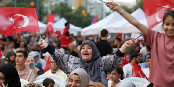 Bursa’da Demokrasi ve Bayrak Yürüyüşü Gerçekleşti
