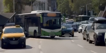 Bursa8217da-dugun-konvoyunun-onu-bu-kez-otobus-yuzunden-kesildi-featured