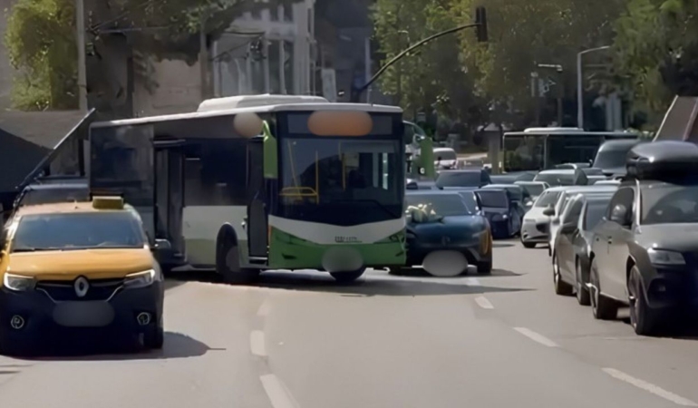 Bursa8217da-dugun-konvoyunun-onu-bu-kez-otobus-yuzunden-kesildi-featured