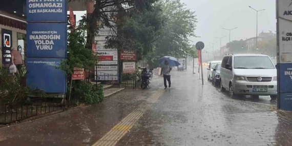 Bursa’da ani sağanakla yollar göle döndü