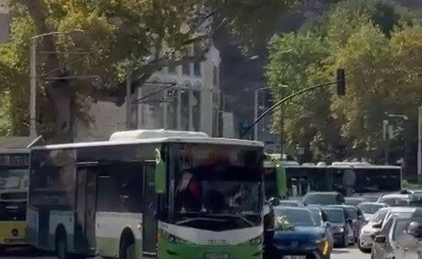 Bursa’da düğün konvoyunun önü belediye otobüsünün müdahalesiyle kesildi