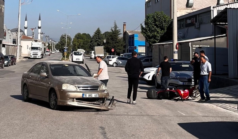 Bursada-motosiklet-ile-otomobil-kafa-kafaya-carpisti-featured