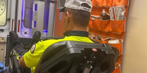 Bursa’da motosikletli sürücü polise çarptı ve yaralandı
