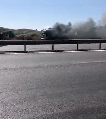 Bursada-seyir-halindeki-tir-alev-topuna-donustu-featured