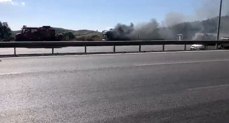 Bursada-seyir-halindeki-tir-alev-topuna-donustu-featured