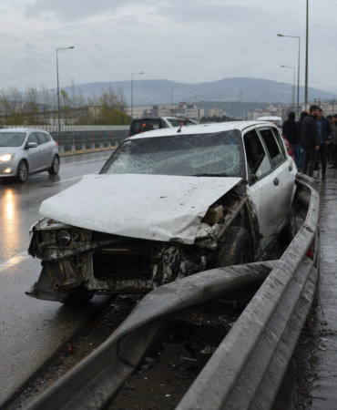 Bursada-surucunun-kontrolunu-yitirdigi-otomobil-kopru-bariyerlerine-carpti-5-yarali-openai-image