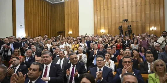 CHP’de Milletvekili İstifaları Başladı: Özel’in Yeni Parti Planı