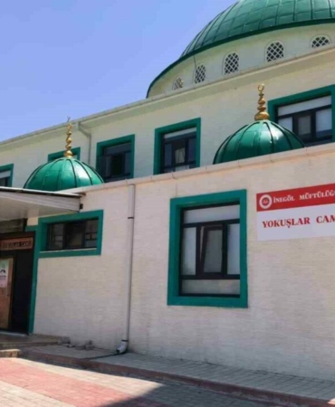 Camiye-girip-kaldirim-tasiyla-100-bin-lirayi-caldi-featured