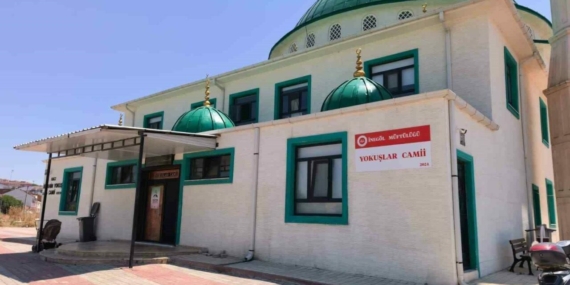 Camiye girip kaldırım taşıyla 100 bin lirayı çaldı