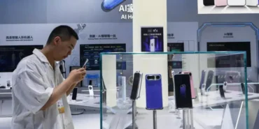 Cin-teknoloji-fuarinda-yapay-zeka-destekli-akilli-telefonlar-tanitildi-featured