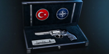 Cumhurbaskanindan-NATO-liderlerine-anlamli-ozel-islenmis-revolverler-featured
