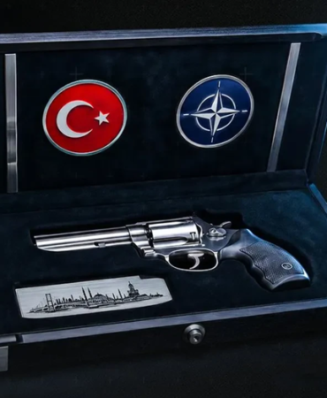 Cumhurbaskanindan-NATO-liderlerine-anlamli-ozel-islenmis-revolverler-featured