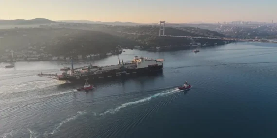 Dev boru döşeme gemisi Castorone Boğaz geçişini tamamladı