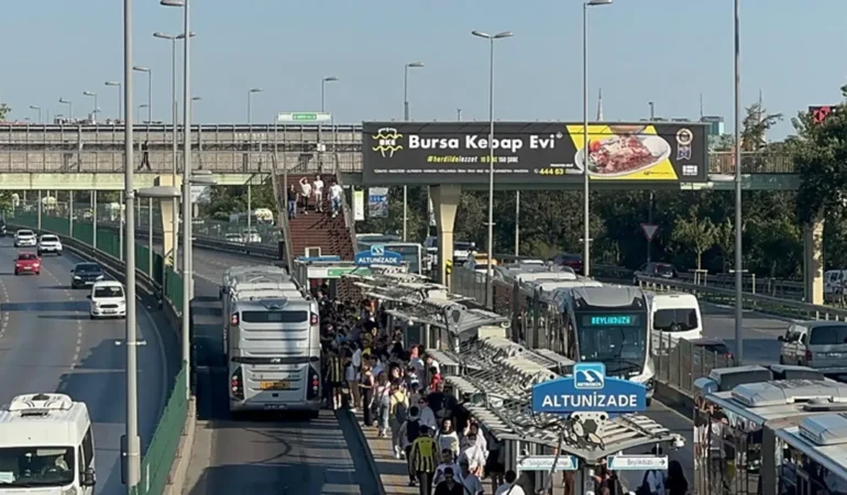 Dikkat-Yarin-alti-istasyon-kapali-Metrobus-Fatih-Koprusu-uzerinden-featured