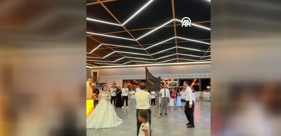 Düğünde Sürpriz Oyun: Gelin ve Damat Voleybol Oynadı