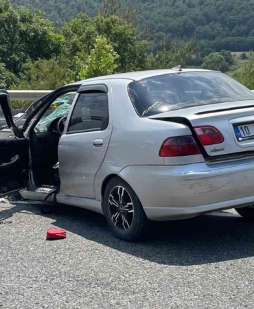 Edremit-Balikesir-yolunda-refuje-carpan-otomobilde-yaralanma-yok-featured