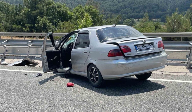 Edremit-Balikesir-yolunda-refuje-carpan-otomobilde-yaralanma-yok-featured