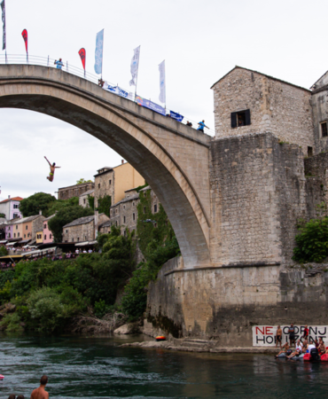 Mostar Köprüsü’nde 460 Yıllık Gelenek Atlayışları Gerçekleşti