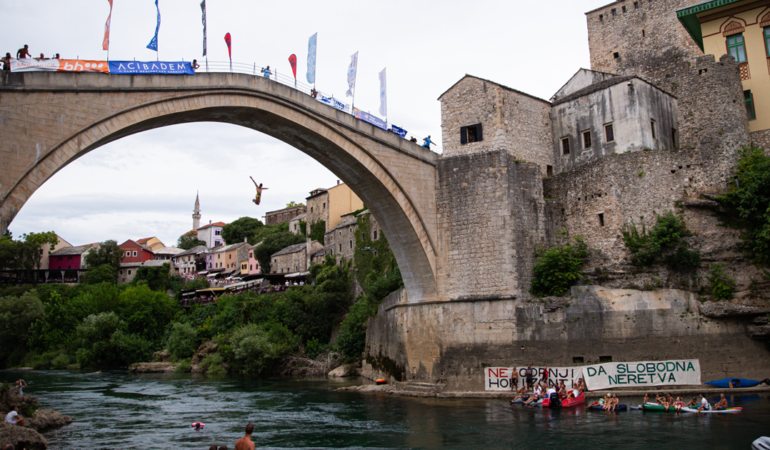 Mostar Köprüsü’nde 460 Yıllık Gelenek Atlayışları Gerçekleşti