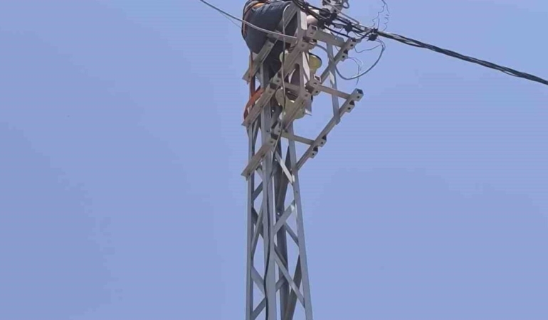 Elektrik-Diregine-Carpan-Isci-Hastaneye-Kaldirildi-featured