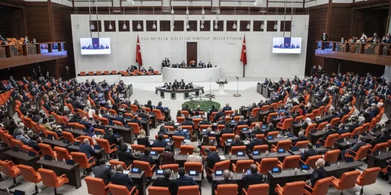 En düşük emekli aylığı içeren kanun teklifi 6 maddeyle kabul edildi