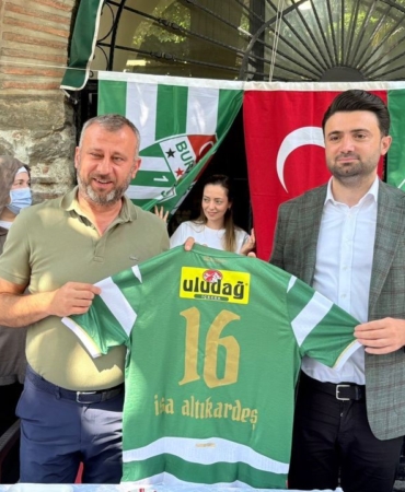 Enes-Celik-Kapalicarsida-esnafla-bulustu-destek-mesaji-verdi-featured