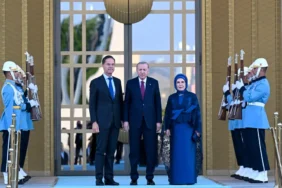 Erdogan-Cifti-NATO-Liderlerini-Bestepede-Karsiladi-featured