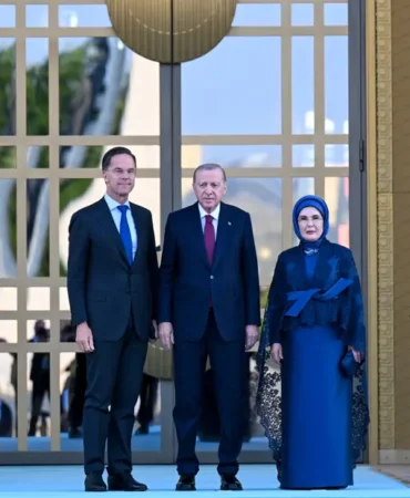 Erdogan-Cifti-NATO-Liderlerini-Bestepede-Karsiladi-featured