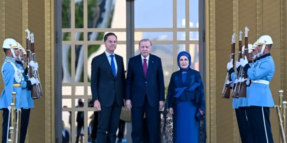 Erdogan-Cifti-NATO-Liderlerini-Bestepede-Karsiladi-featured