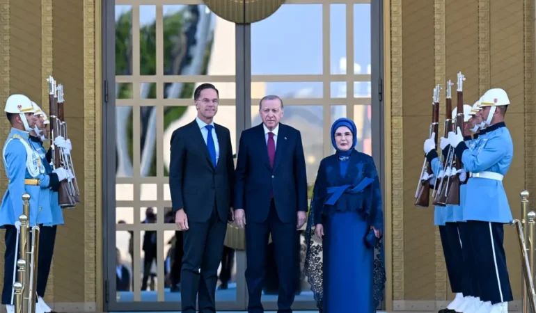 Erdogan-Cifti-NATO-Liderlerini-Bestepede-Karsiladi-featured