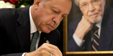 Erdogan-Halil-Inalciki-10.-olum-yildonumunde-andi-openai-image