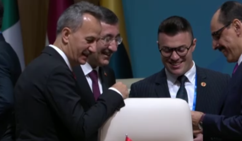 Erdogan8217in-masasindaki-kalem-zirvenin-ilgi-odagi-oldu-featured