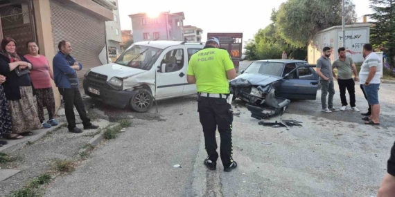 Eskişehir’de iki araç kafa kafaya çarpıştı, faciadan dönüldü