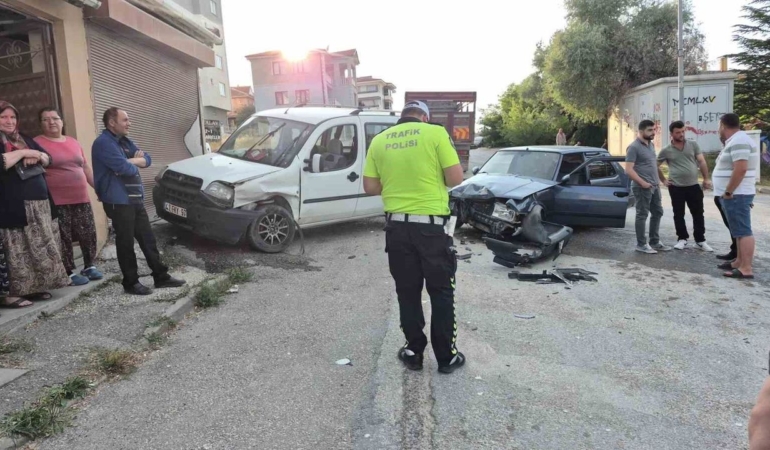 Eskisehir8217de-iki-arac-kafa-kafaya-carpisti-faciadan-donuldu-featured