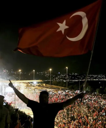 FETO-Darbe-Girisiminin-10.-Yili-15-Temmuz-Gecesi-Saat-Saat-Neler-Yasandi-featured