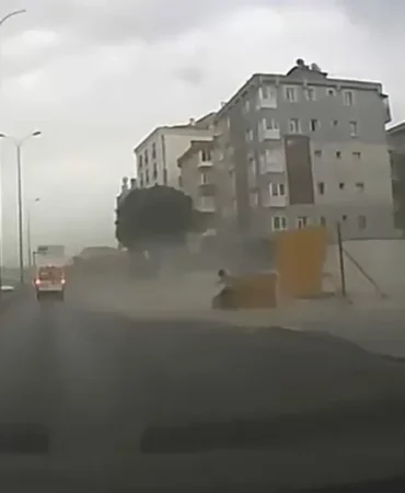 Firtina-Avcilar-E-5-yan-yolunda-bariyerleri-ucurdu-featured